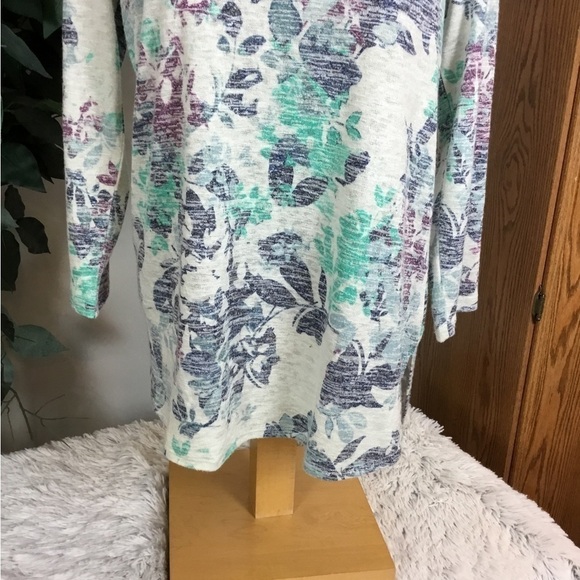 Vanheusen Medium three quarter sleeve lighter weight rounded hem top - Picture 11 of 13